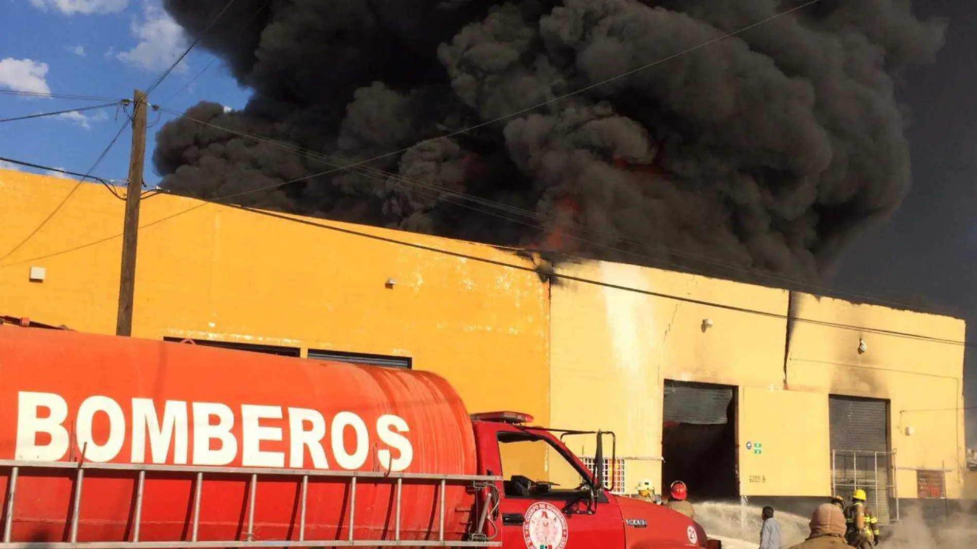 bomberos apagando el incendio